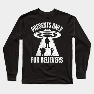 Funny Christmas Alien And Bigfoot Long Sleeve T-Shirt